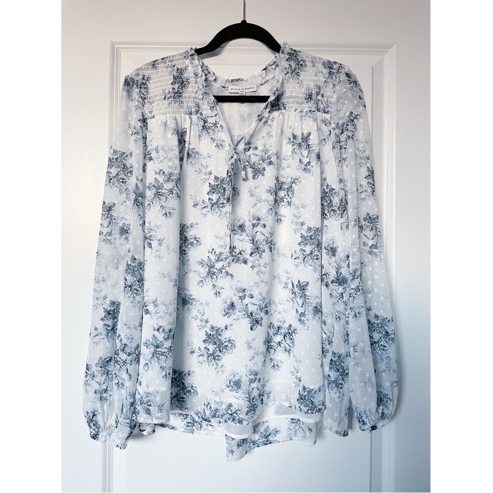 NWOT Madison d’Amélie Blue & White Floral Flowy Blouse